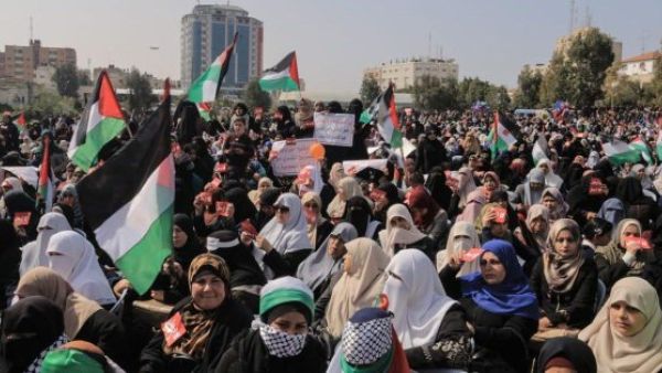 Hundreds of Palestinians call for Abbas' resignation  (Twitter)