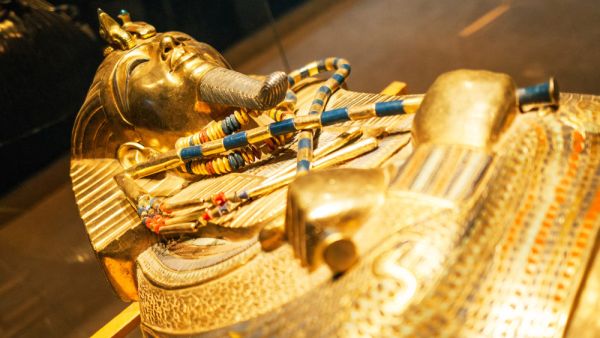 Original gold mask of the pharaoh in museum (Shutterstock)