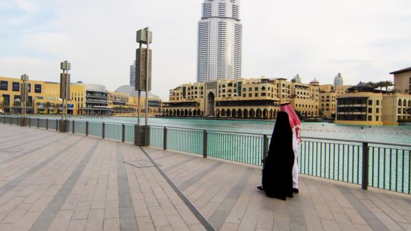 Arabic couple with traditional clothes dating outdoors UAE (Shutterstock)