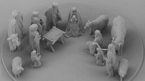 This nativity scene is so small it can fit inside the eye of a needle – invisible to the naked eye. But with a microscope the scene in all its intricate details is revealed (dailymail)