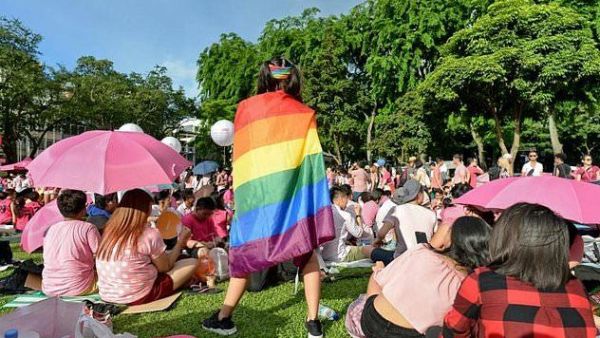  Singapore has allowed a gay man to adopt the son he fathered with a US surrogate in a landmark ruling (AFP)