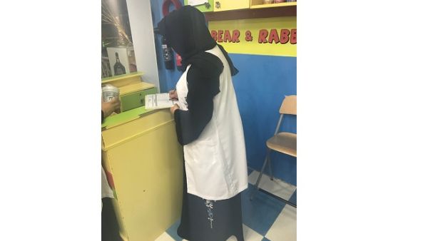 The ongoing inspection campaigns made by the Center aimed to follow-up the compliance of hair-cutting and beauty salons with the standards set for this occupation by Abu Dhabi City Municipality. 