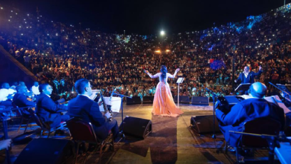  أحلام بفستان باللون الوردي الدافئ طويل مع ذيل خلفي ممتد