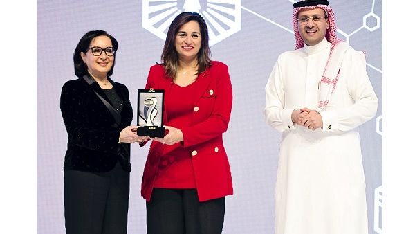 تسلمت هذه الجائزة المرموقة سلمى الحجاج, مدير عام الموارد البشرية لبنك الخليج، بصحبة جنة المطر, مساعد المدير العام.