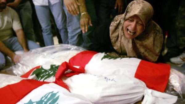 أم لبنانية تنوح على من فقدت خلال حرب تموز عام 2006. 