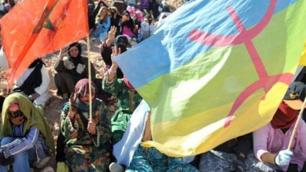 امرأة أمازيغية ترفع العلم الأمازيغي
