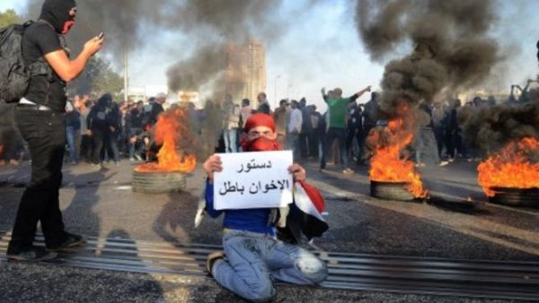 شباب مصريون ينتمون لجماعة البلاك بلوك يتظاهرون في ذكرى الثورة. 