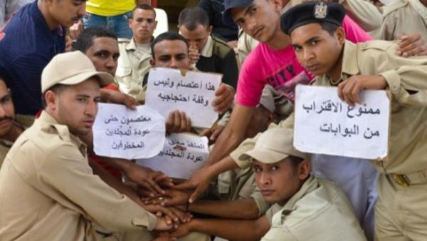 الجنود المصريون معتصمون ضد اختطاف زملائهم.