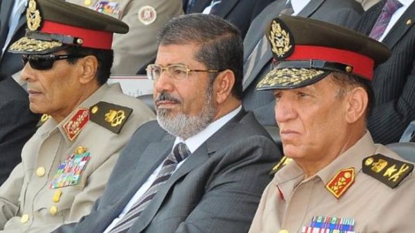 الرئيس مرسي وإلى جانبه طنطاوي. 