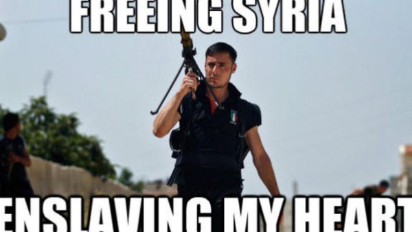 صورة لمقاتل سوري وقد كتب عليها: "محرر سوريا.. يأسر قلبي"