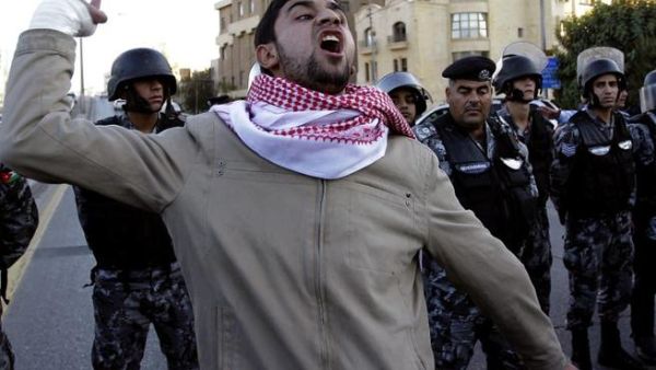 شاب أردني يتظاهر ضد قرار رفع الأسعار 