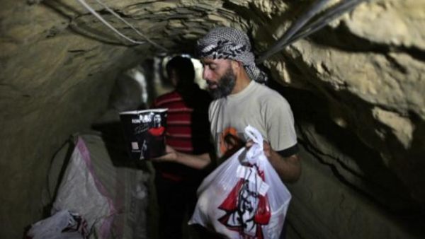 تستغرق طلبية دجاج كنتاكي التي تهرب من مصر إلى قطاع غزة حوالي 3 ساعات وتقطع حوالي 35 ميلاً.