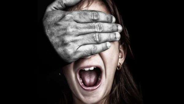 اعتدى الرجلان على الفتاة اثناء ذهابها لحضور دروس قرآنية. (تعبيرية). 