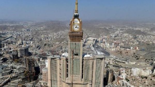 ساعة مكة واحدة من الأبنية الضخمة التي قامت حديثا حول الكعبة في مكة المكرمة