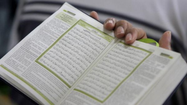 يقبل الأتراك في رمضان على شراء المصاحف المصحوبة بالتفسير بالتركية.