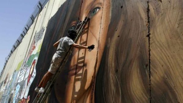 2 Italian graffiti artists arrested cause were painting a mural of the jailed Tamimi (Twitter)
