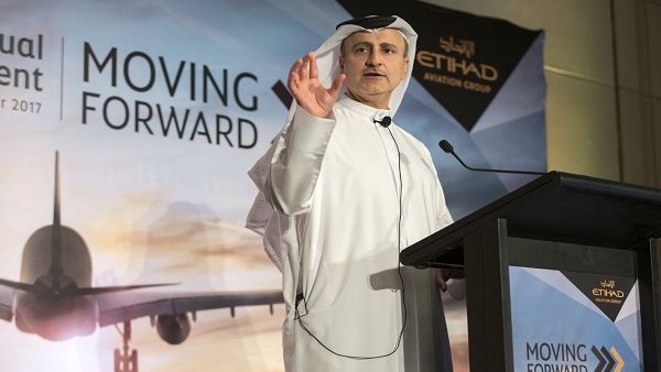 عادل الملا، نائب الرئيس لشؤون المشتريات وإدارة التوريد في مجموعة الاتحاد للطيران يحث الحضور على المشاركة واستعراض الفرص التجارية