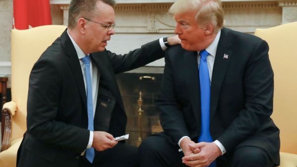 Freed American pastor Andrew Brunson (L) prays for US President Donald Trump at the White House in Washington, DC, October 13, 2018.(ROBERTO SCHMIDT / AFP)