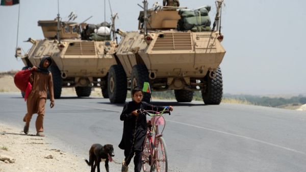 Afghan children walk past security force personnel as they leave a village during an operation against Islamic State (IS) militants in the Chaparhar district of Nangarhar province on May 21, 2017. (AFP/Noorullah Shirzada)