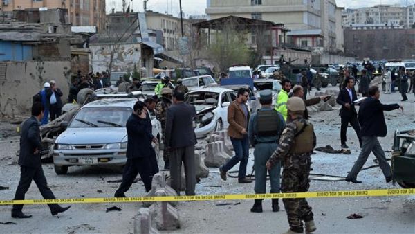 Afghan police and security personnel inspect the scene of a car bomb attack near a district police headquarters in the center of the Afghan capital, Kabul, March 25, 2015. (AFP/File)