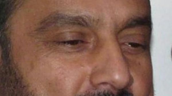 صورة غير محددة التاريخ لحاكم قندوز محمد عمر في مكتبه
