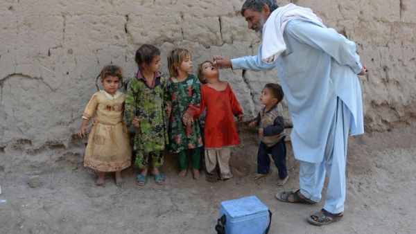 An Afghan health worker administers the polio vaccine to a child during a campaign on the outskirts of Jalalabad on October 17, 2016. (AFP/Noorullah Shirzada)