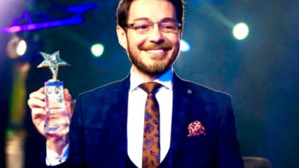 The video of Zaher falling on stage was highly shared on social media (Source: Ahmed Zaher - Twitter)