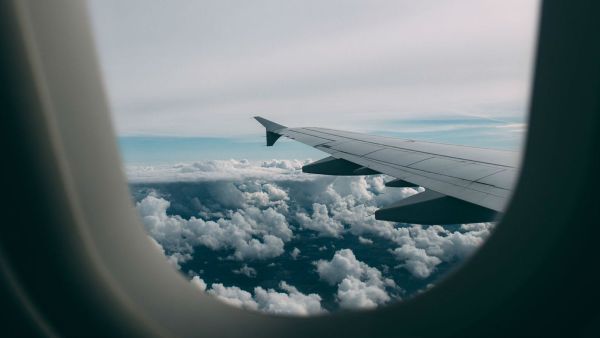 تحدى شباك الطائرة