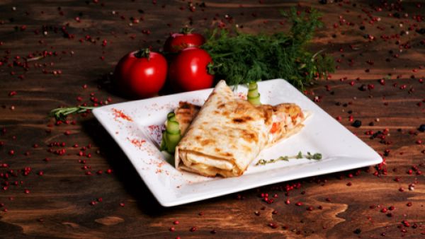 رولات التورتيلا بالجبن والخضار (shutterstock.com)