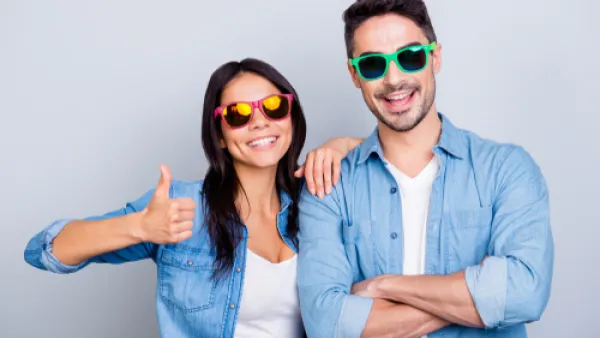 النساء يفضلن من يجعلهن مبتسمات (shutterstock.com)