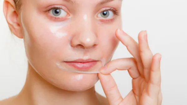 تحتاح البشرة كل فترة إلى عمل صنفرة من أجل إزالة الجلد الميت (shutterstock.com)