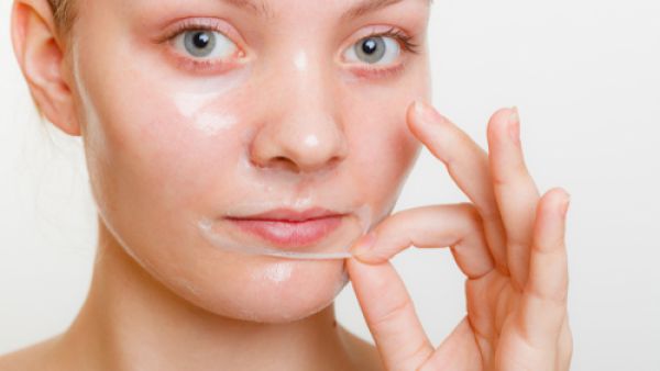 تحتاح البشرة كل فترة إلى عمل صنفرة من أجل إزالة الجلد الميت (shutterstock.com)