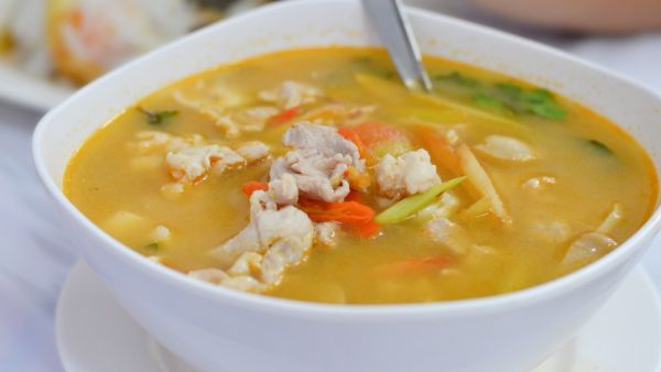 حساء الدجاج (shutterstock.com)