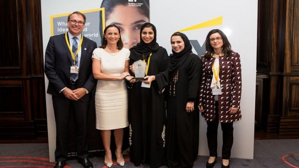 تشجع مبادرة "سيدة العام في مجال التمويل المؤسسي" السيدات الإماراتيات على السعي للعمل في القطاع الخاص، لا سيما في مجال خدمات الصفقات وتمويل الشركات.

