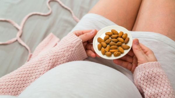 من فوائد اللوز لصحة الحامل والجنين بناء كتلة العظام لدى الجنين

