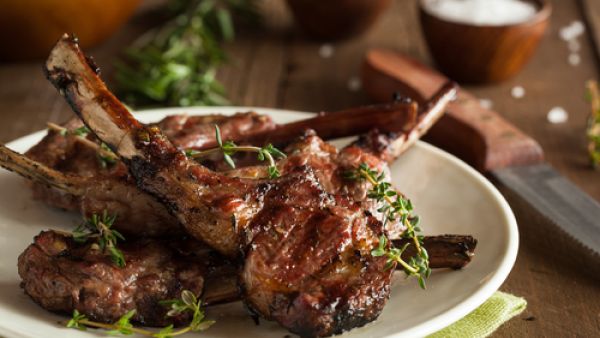 فخذة خروف مشوية مع الثوم والأعشاب