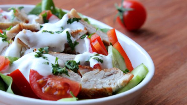 أضيفوا اللبن الى طبق السلطة ستحصلون على نتيجة لذيذة