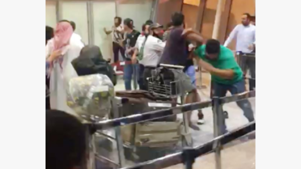‏ مشاجرة في مطار تبوك بين مسافرين من رحلة مصر (فيديو)