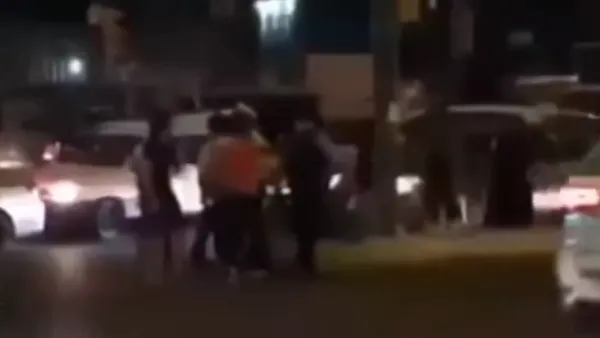  عراقية تضرب شبابًا تحرشوا بها بعصا كهربائية