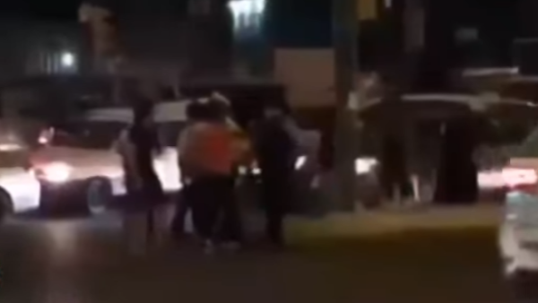  عراقية تضرب شبابًا تحرشوا بها بعصا كهربائية