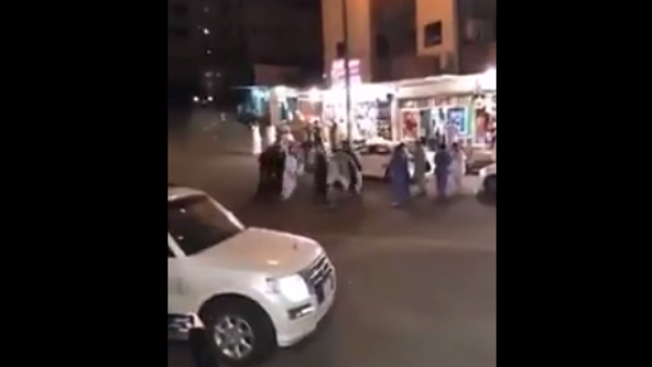 فيديو حجاج يمارسون طقوسًا غريبة عند الحرم المكي