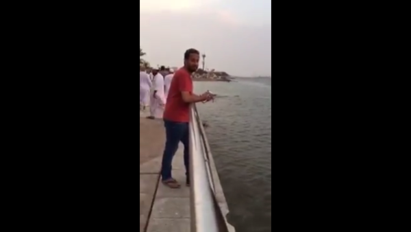 خليجية تلقن شابًا تحرش بها درسًا صعبًا