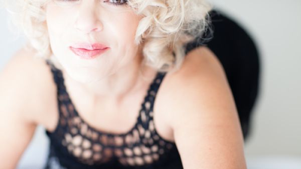 تحتاج المرأة بعد سن الأربعين العناية الشديدة ببشرتها من أجل الاحتفاظ بها شابة