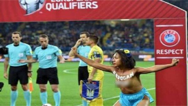 ناشطة عارية الصدر تقتحم ملعبًا في تركيا 