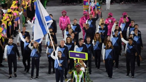 Israel's flagbearer Neta Rivkin leads her delegation during the opening ceremony of the Rio 2016 Olympic Games at the Maracana stadium in Rio de Janeiro on August 5, 2016. (AFP/Pedro Ugarte)