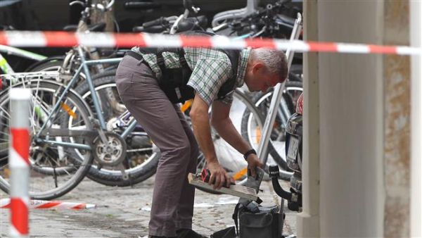 Police work at a site where a Syrian refugee set off an explosive device in Ansbach, southern Germany, on July 25, 2016, killing himself and wounding a dozen others. (AFP photo)