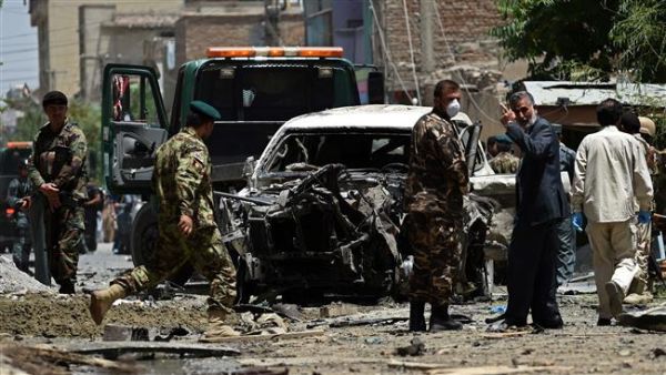 Afghan security forces inspect a damaged vehicle at the site of a bombing in the capital city of Kabul, July 7, 2015. (AFP/File) 