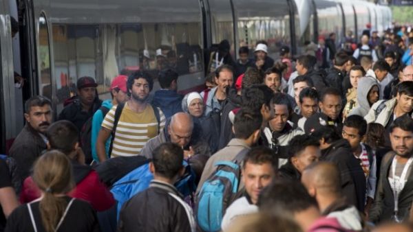 Refugees get out of a special train coming from Munich upon arrival at the railway station in Berlin Schoenefeld on September 13, 2015. (AFP/Axel Schmidt)
