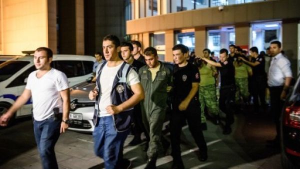Turkish anti-riot police escort soldiers who allegedly took part in a military coup, as they leave a courthouse in Istanbul on July 16, 2016. (AFP/Ozan Kose)