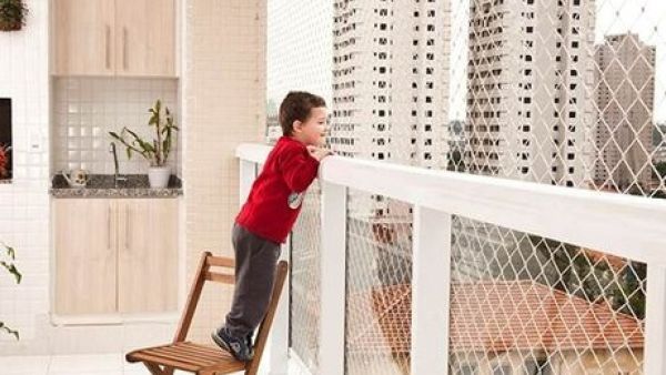 The invention is an inexpensive sensor that alerts parents when their child approaches a balcony or window. (Shutterstock) 